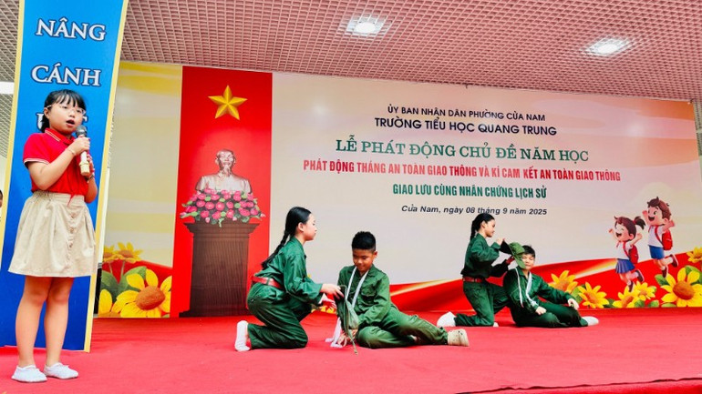 Hoạt cảnh với chủ đề bảo vệ, tự hào và hy sinh cho Tổ quốc được các em học sinh thể hiện. 545418473-1377674717691006-7703706578743479688-n-7663.jpg