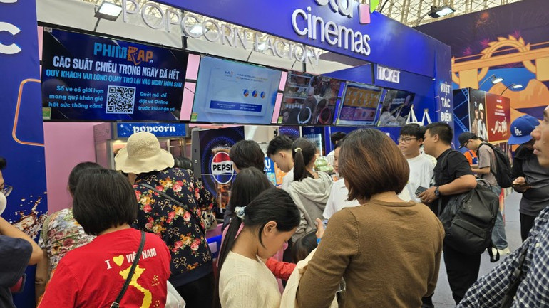 Khán giả chờ đợi tới giờ chiếu phim. 8-81175500125415423795458-2439.jpg