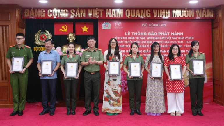 Đại tá Đỗ Trung Kiên, Phó Chủ nhiệm Ủy ban Kiểm tra Đảng ủy Công an Trung ương trao Giải B cho các tác giả, nhóm tác giả. dien-tu-k-bit-1755262841220-3167.jpg