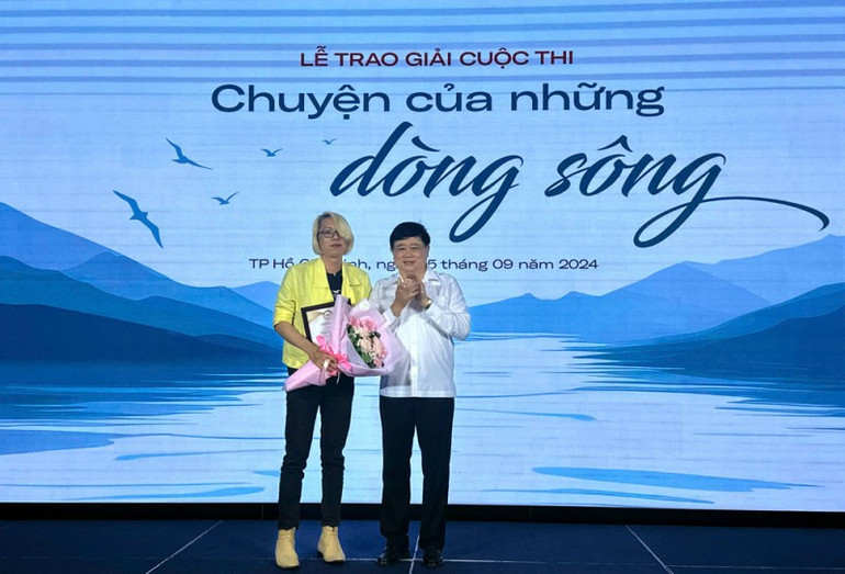 Nhà văn Tống Phước Bảo nhận giải Nhất cuộc thi viết "Câu chuyện của những dòng sông". nha-van-tong-phuoc-bao-nhan-giai-1727953962704.jpg