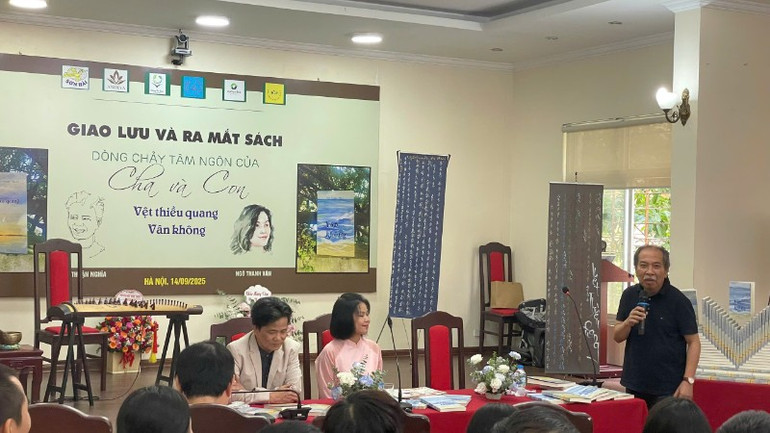 Nhà thơ Nguyễn Quang Thiều, Chủ tịch Hội Nhà văn Việt Nam (bên phải) chia sẻ. z7011016880290-206c78aff2beaf3639b1be9214412c66-6658.jpg