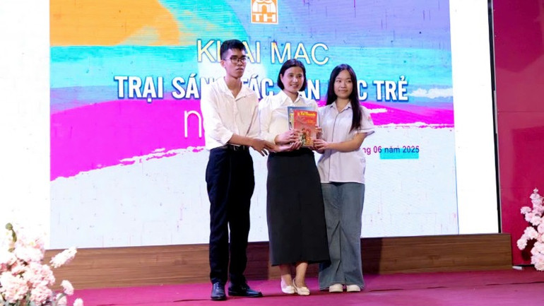 Tổng Biên tập Tạp chí Văn nghệ Xứ Thanh (giữa) tặng quà cho đại diện các cây bút tham dự trại sáng tác. z6743236464357-74615b5f4d05b5a66b6085bd64fff373-2995.jpg