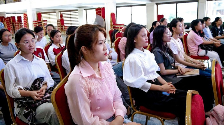 Các cây bút trẻ tham gia Trại sáng tác với tinh thần đầy say mê, hào hứng. z6743236423293-37c19e7c95438dea3f0a27b6068f3cdc-5935.jpg