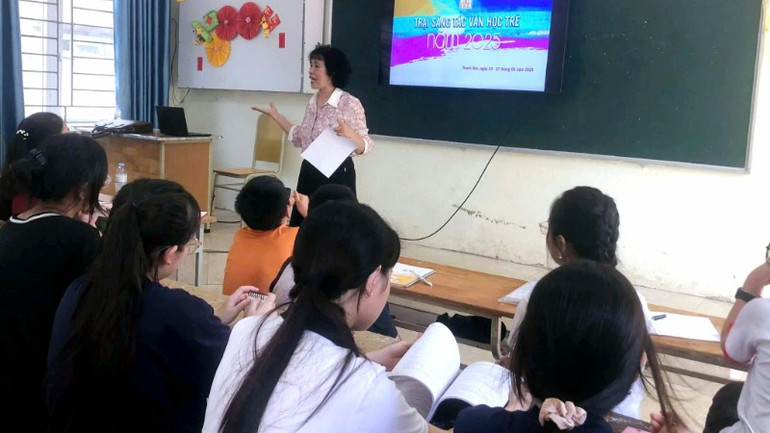 PGS.TS, nhà phê bình văn học Hỏa Diệu Thúy chia sẻ cùng các trại viên. z6743236432433-50363dd4735f0d300f94821c4fc1ac6d-8151.jpg
