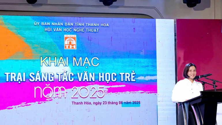 Nhà văn Thy Lan, Phó Chủ tịch Hội Văn học nghệ thuật tỉnh Thanh Hóa phát biểu khai mạc. z6743236425736-7ced5baf2b637655b84b66ac508da320-9011.jpg
