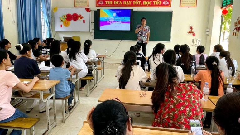 Nhà văn Nguyễn Đình Tú trao đổi về lĩnh vực văn xuôi. z6743236438264-af4264485c3cf61aa52cf3f24e66ed91-9654.jpg