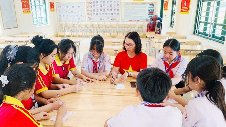 Cô giáo và các em học sinh cùng viết thư gửi Trường Sa. z6935954430660-a1f3d6704efd5f42883118466fc32ba1-7022.jpg