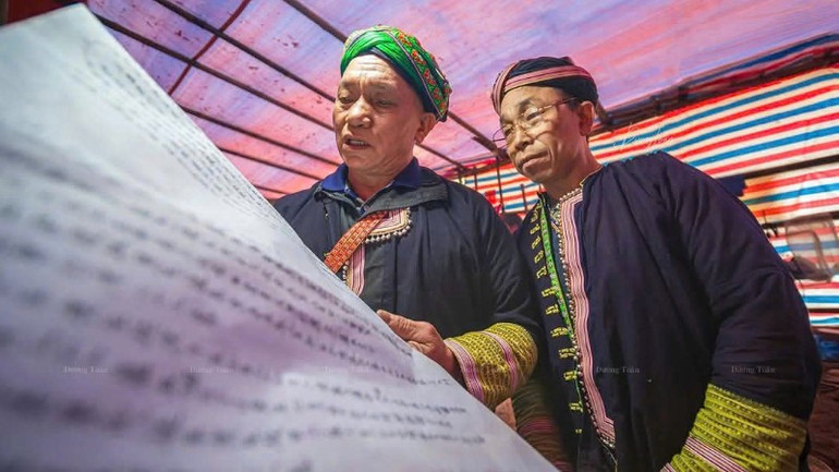 ក្រុមការងារផលិតកម្មវិធីបានស្រាវជ្រាវយ៉ាងយកចិត្តទុកដាក់ពីវប្បធម៌របស់ប្រជាជននៅតំបន់ភ្នំភាគខាងជើង។ z7036944567756-6e78c373621ad2d7fad7c9f650c9b6ef-1800.jpg
