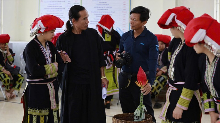 ក្រុមការងារបានពិភាក្សាគ្នាយ៉ាងល្អិតល្អន់ជាមួយអ្នកសំដែង។ z7036944299490-9f5ca3397e9baada6406685a50aec203-983.jpg
