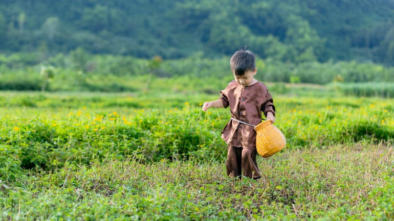 Trang phục, "đạo cụ" phù hợp với bối cảnh. 513699034-24346007344983854-2809718399105314215-n-9072.jpg