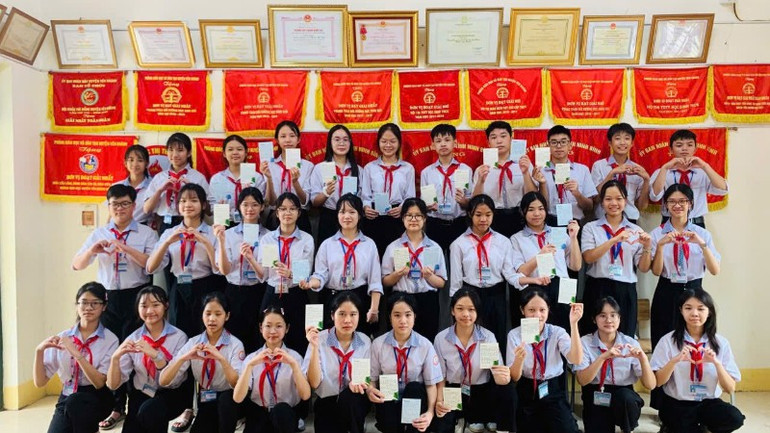 Các em học sinh và những lá thư trên tay. z6934494234737-db4dceef3d941367216f5eb63434382a-3748.jpg