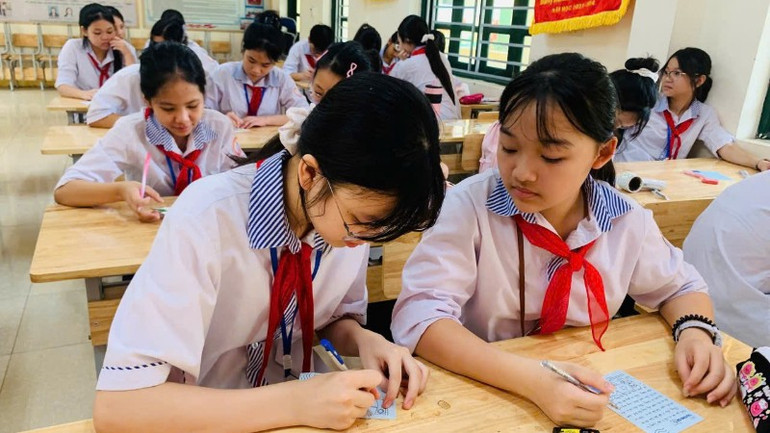 Tại nhiều trường học, viết thư cho các chú bộ đội là nội dung sinh hoạt bổ ích, xúc động. z6934494248907-e9ef01f0b67afb2024de16b08e3567c7-1548.jpg