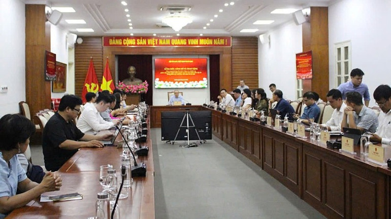 Buổi lễ diễn ra trong không khí trang trọng. cam-2-11zon-4064.jpg