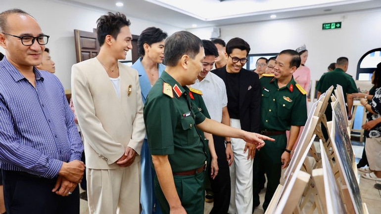 Những khoảnh khắc xúc động của phim "Mưa đỏ" được giới thiệu bằng hình ảnh tới công chúng. z6813970594242-d8e690b9920d72e483109c1615f2fb20-9620.jpg