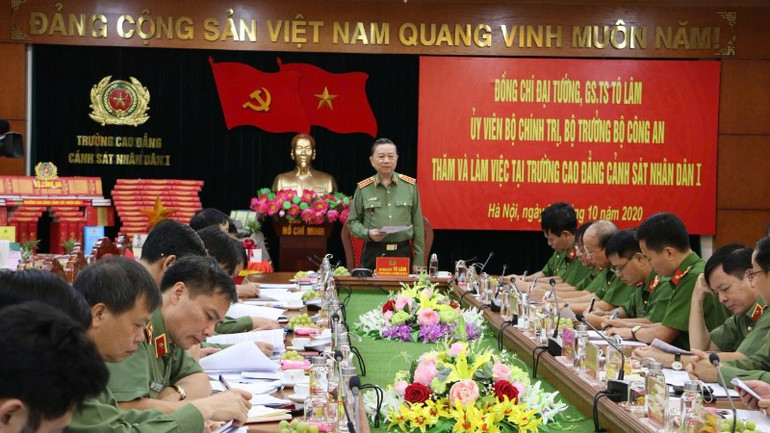 জেনারেল সেক্রেটারি টো লাম (তৎকালীন পলিটব্যুরো সদস্য, কেন্দ্রীয় জননিরাপত্তা পার্টি কমিটির সচিব, জননিরাপত্তা মন্ত্রী) পিপলস পুলিশ কলেজ I পরিদর্শন করেছিলেন এবং তার সাথে কাজ করেছিলেন। z7193694851580-fe037dac4e4ac37147ee824c9aaab129-5340.jpg