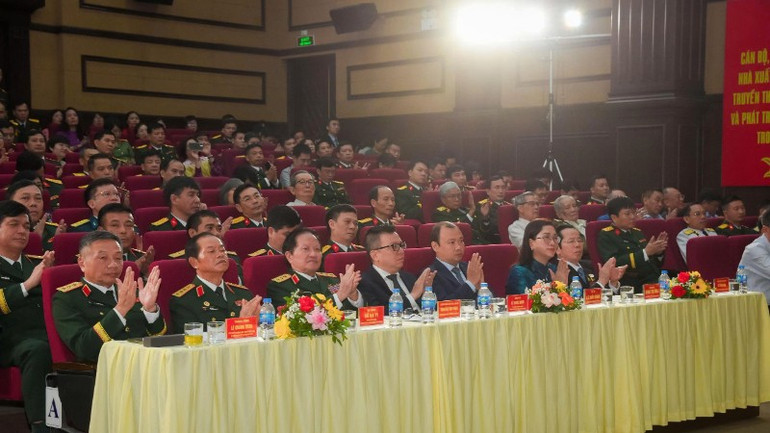 Các đại biểu dự Lễ đón nhận Huân chương Bảo vệ Tổ quốc hạng Ba và kỷ niệm 75 năm Ngày truyền thống Nhà xuất bản Quân đội nhân dân. z6793277585026-3b90323e112d46cdc303df8670d620a5-9749.jpg