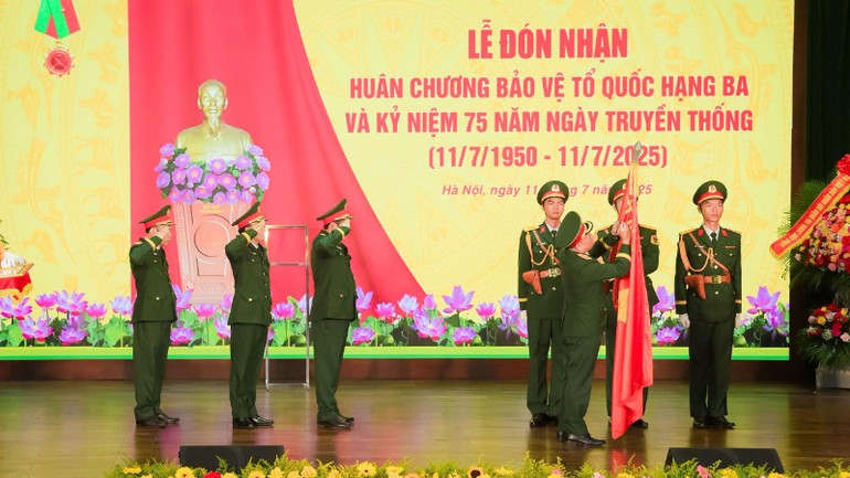 Lễ đón nhận Huân chương Bảo vệ Tổ quốc hạng Ba diễn ra trong không khí trang trọng. z6793277585048-117ad7eaa59ab5a6915a6b2d74c5da80-2085.jpg