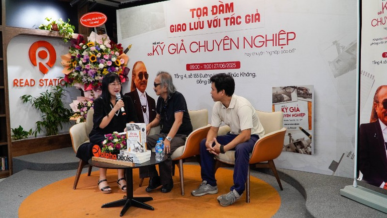 Nhà báo Hoàng Kiếm Nam (giữa) đã chia sẻ rất nhiều câu chuyện thú vị về nghề báo. dsc9721-2218.jpg