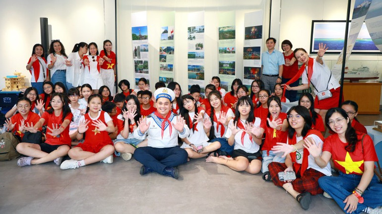 Anh Nguyễn Trung Hiếu luôn giữ gìn bộ quân phục cũ với mong ước giao lưu nhiều hơn nữa với các em học sinh. 536607725-24420897450932119-723215821388613303-n-8433.jpg