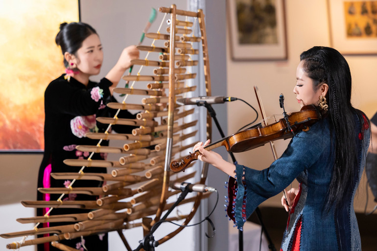 The smooth combination of Tap 'rung and Violin. dt024846.jpg
