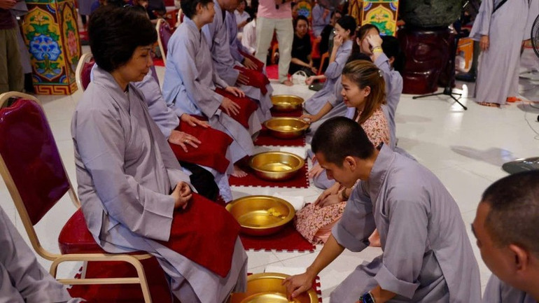Nghi thức kính hiếu rửa chân cha mẹ. 3-nghi-thuc-kinh-hieu-rua-chan-cha-me-2026.jpg