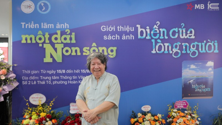 Giáo sư sử học Lê Văn Lan có mặt từ rất sớm. 532463760-24745649701686281-3808857314178139183-n-6260.jpg