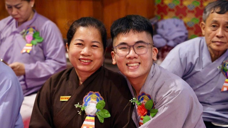 Nhiều gia đình đã có giây phút ấm áp bên nhau. 7-phat-tu-du-le-vu-lan-bao-hieu-tai-dai-bao-thap-mandala-tay-thien-2386.jpg
