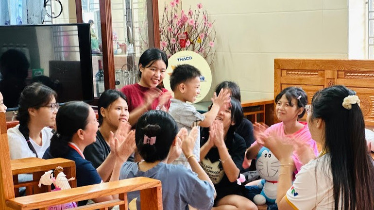 Nụ cười bừng sáng trên những gương mặt ngây thơ. unnamed-8-5627.jpg