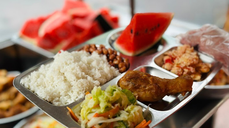 Suất cơm 0 đồng bảo đảm dinh dưỡng và đẹp mắt. unnamed-3-3888.jpg