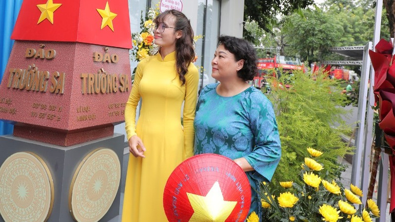 Mô hình cột mốc đảo Trường Sa thu hút nhiều khán giả check-in. 530981609-24745801548337763-1960858300669849244-n-9789.jpg