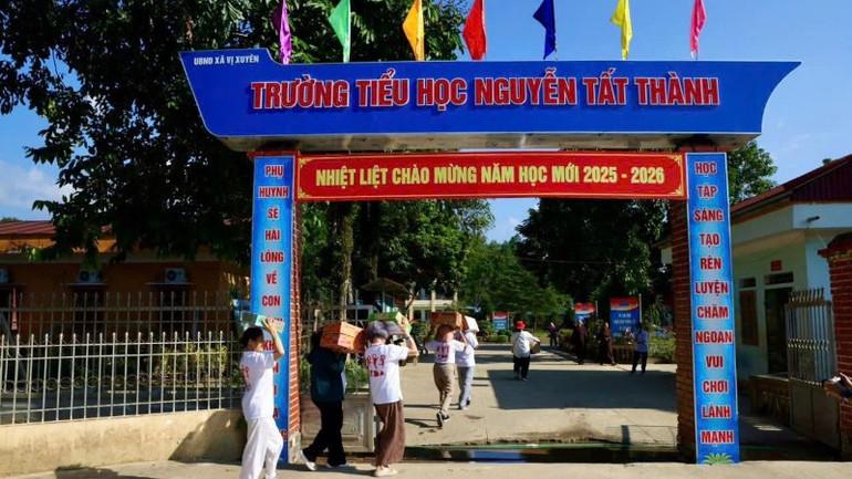 Chuyển quà tặng vào trường học. z7141598855843-3dadf6080e5bed4c4d49c9642ad9dfcc-3635.jpg