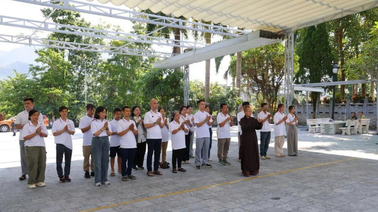 Đoàn thiện nguyện tổ chức lễ dâng hương và tưởng niệm các Anh hùng liệt sĩ Vị Xuyên. z7141598740667-6f4660eb9ce24d858e8f30a5efcf5d98-9827.jpg