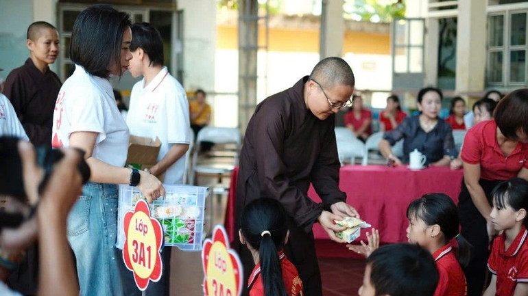 Các em nhỏ nhận quà từ Chư ni. z7141598914942-9deae1e6196f9ea8abae3827eb0ba98a-8191.jpg