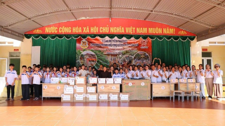 Những món quà góp phần chăm sóc thiết thực đời sống vật chất và tinh thần của thầy và trò. z7141598855816-dcb4bf8a6fc46ecac7288650ebd627bf-6070.jpg