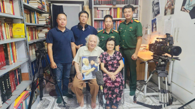 Đoàn phim và các nhân vật đã lưu lại nhiều kỷ niệm xúc động. z6714538370663-59036a9fa1e2d6a33f7b5517655a4560-5214.jpg