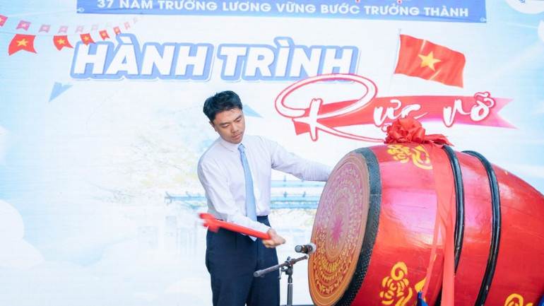 Đại diện Nhà trường đánh trống khai giảng năm học mới. 542750384-24921482357436347-87576839583374471-n-8550.jpg