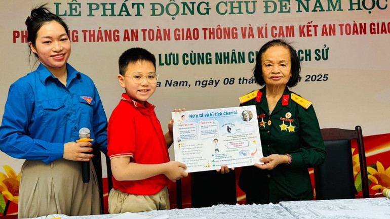 Nữ anh hùng-thương binh Đoàn Thị Thanh Cần (bên phải) trong phần giao lưu cùng học sinh. 544894061-1377674841024327-4322099434906600667-n-6515.jpg