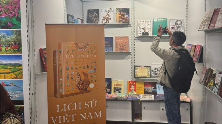 Lĩnh vực sách lịch sử Việt Nam thu hút bạn đọc quốc tế. z7119967349538-c24b511cb863a705404a181b9273d4a8.jpg