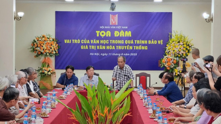 Các ý kiến tập trung phân tích vai trò của văn học trong quá trình bảo vệ giá trị văn hóa truyền thống dân tộc. z6895790843800-814a3ad080a6a846f7dea87220f12b27-2830.jpg