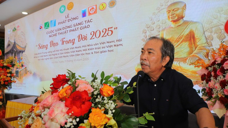 Dichter Nguyen Quang Thieu, voorzitter van de Vietnamese Schrijversvereniging, deelde zijn gevoelens tijdens de ceremonie. z7107129429536-b4447d994722ddefa4c8f75cb698798b-364.jpg