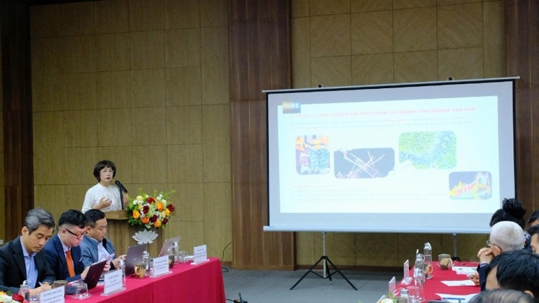 ក្រដាសដែលបានបង្ហាញនៅក្នុងសន្និសីទរួមជាមួយនឹងការបញ្ចាំងស្លាយ។ z7188126420154-44b5c4f49f1ca437d5c73c916948eb89-6499.jpg