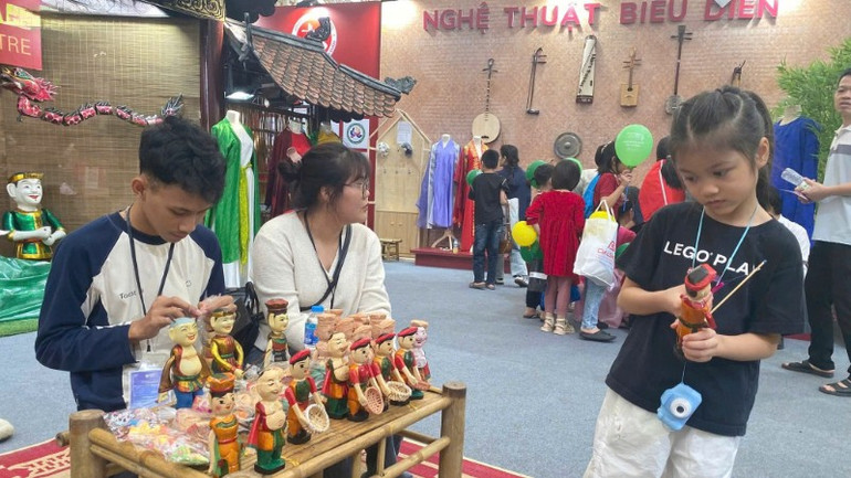 Nhiều hoạt động trải nghiệm dành cho khách tham quan. z7162365663848-b71c23633fa0b497182d75d5c1eed01e-2158.jpg