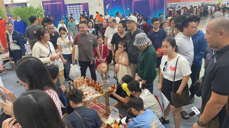 Khách tham quan rất thích trải nghiệm làm con rối. z7162365678015-3650d0dbc333eaedbe3212ee8c2a5187-5898.jpg