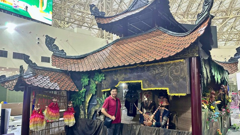 Nghệ sĩ Nhân dân Nguyễn Tiến Dũng, Giám đốc Nhà hát Múa rối Việt Nam, thường xuyên sát sao các nội dung trưng bày và biểu diễn tại sự kiện. z7162367284234-3b1f91d670bf2041d298e97eab0d2285-6230.jpg