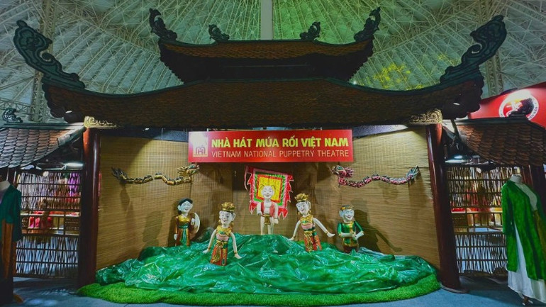 Gian trưng bày ấn tượng của Nhà hát Múa rối Việt Nam tại Hội chợ Mùa thu 2025. z7162367295240-de32e5d618682a6937a432f36512f9b5-8601.jpg