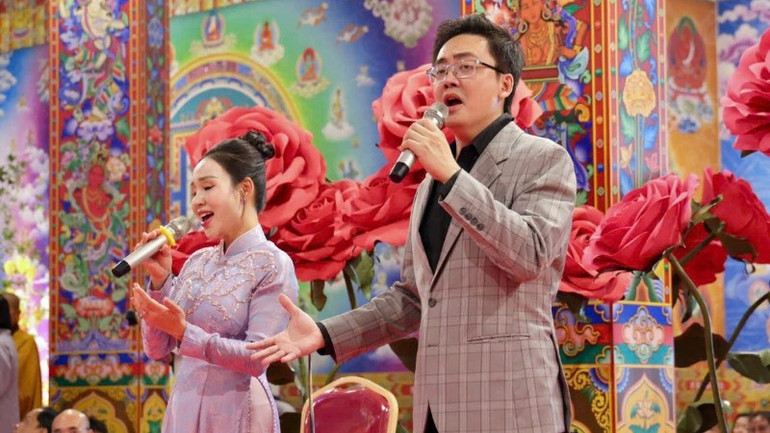 Các nghệ sĩ thể hiện những ca khúc về đạo Hiếu. 6-nghe-si-phat-bieu-dien-trong-le-vu-lan-bong-hong-cai-ao-6952.jpg
