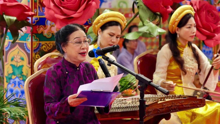 NSND Thanh Hoài cùng Dàn nhạc dân tộc Học viện Âm nhạc Quốc gia mang đến tiết mục nghệ thuật đầy sâu lắng. 5-nsnd-thanh-hoai-va-dan-nhac-dan-toc-hoc-vien-am-nhac-quoc-gia-1259.jpg