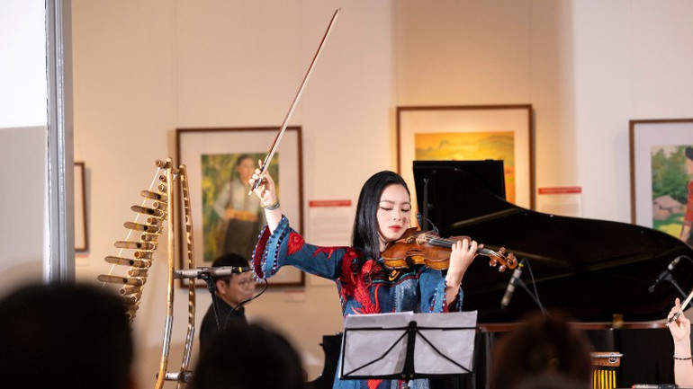 The female artist always shows talent and sublimation in music. dt024637-5768.jpg