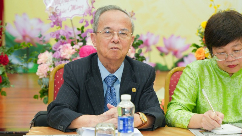 សាស្ត្រាចារ្យបណ្ឌិត Dinh Xuan Dung តែងតែឧស្សាហ៍ព្យាយាម និងលះបង់ក្នុងអាជីពរបស់គាត់។ 20251004-ntd04995-6501.jpg