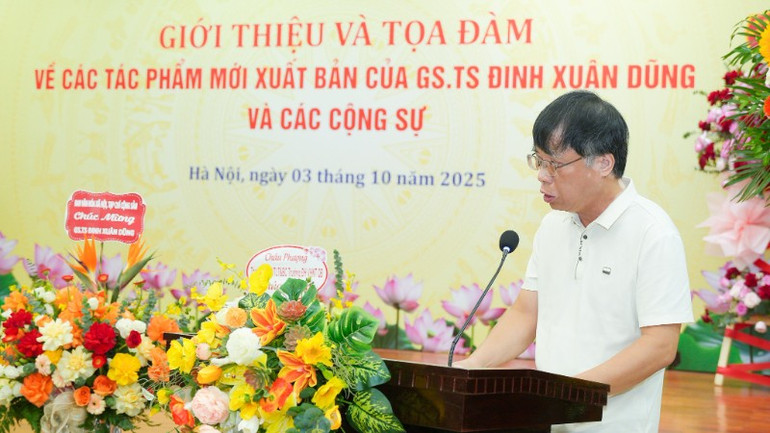 អ្នកកាសែត Nguyen Tien Cuong អនុប្រធាននាយកដ្ឋានវប្បធម៌ និងសង្គម កាសែត Nhan Dan ចែករំលែកអំពីការងាររបស់សាស្រ្តាចារ្យបណ្ឌិត Dinh Xuan Dung។ 20251004-ntd05044-6685.jpg